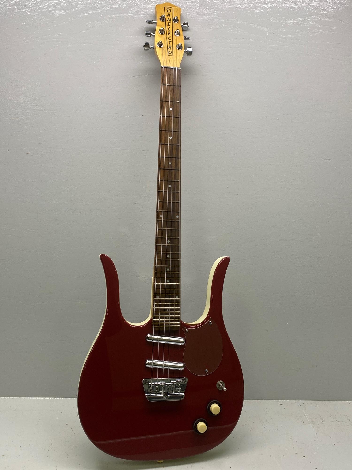 Danelectro 1999 Longhorn in red (1 of 17)