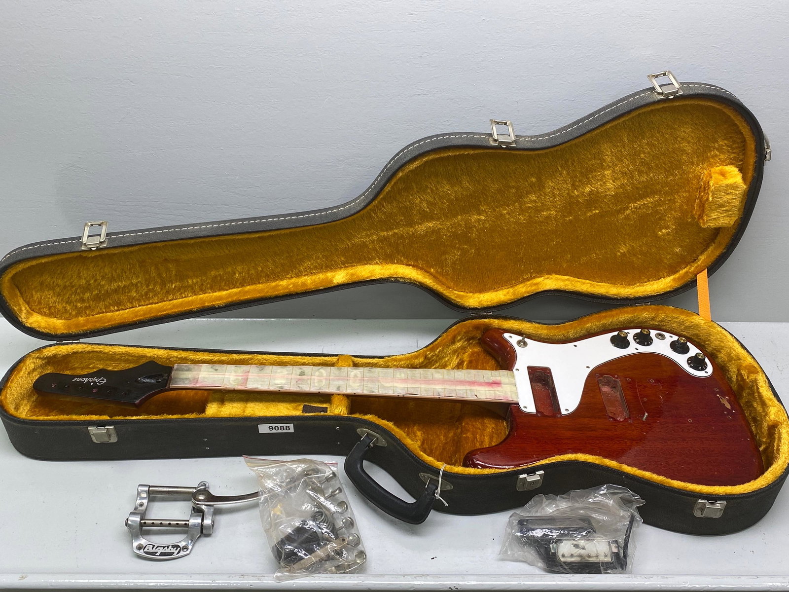 Epiphone 1964 Crestwood Custom (1 of 20)