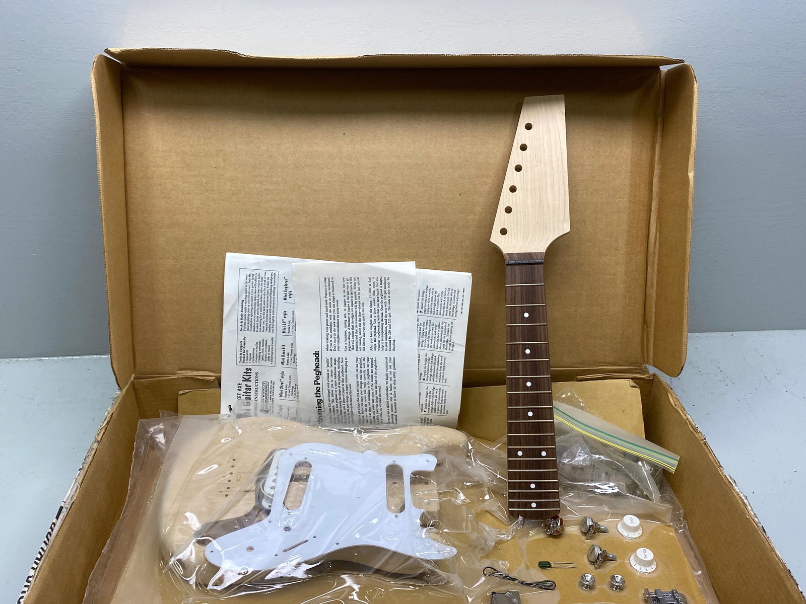 Pocket axe mini guitar kit (1 of 5)