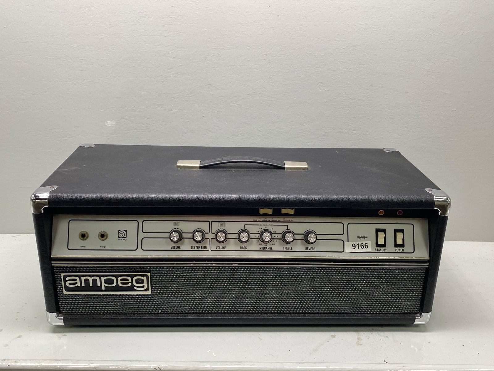 Ampeg mode V-4 tube Amp Head (1 of 15)