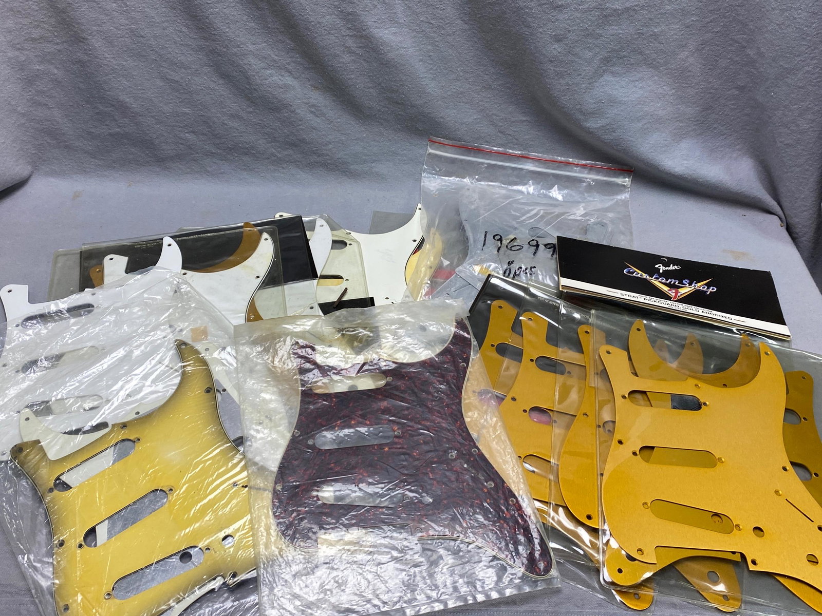 Generous lot vintage Stratocaster pickguards (1 of 6)