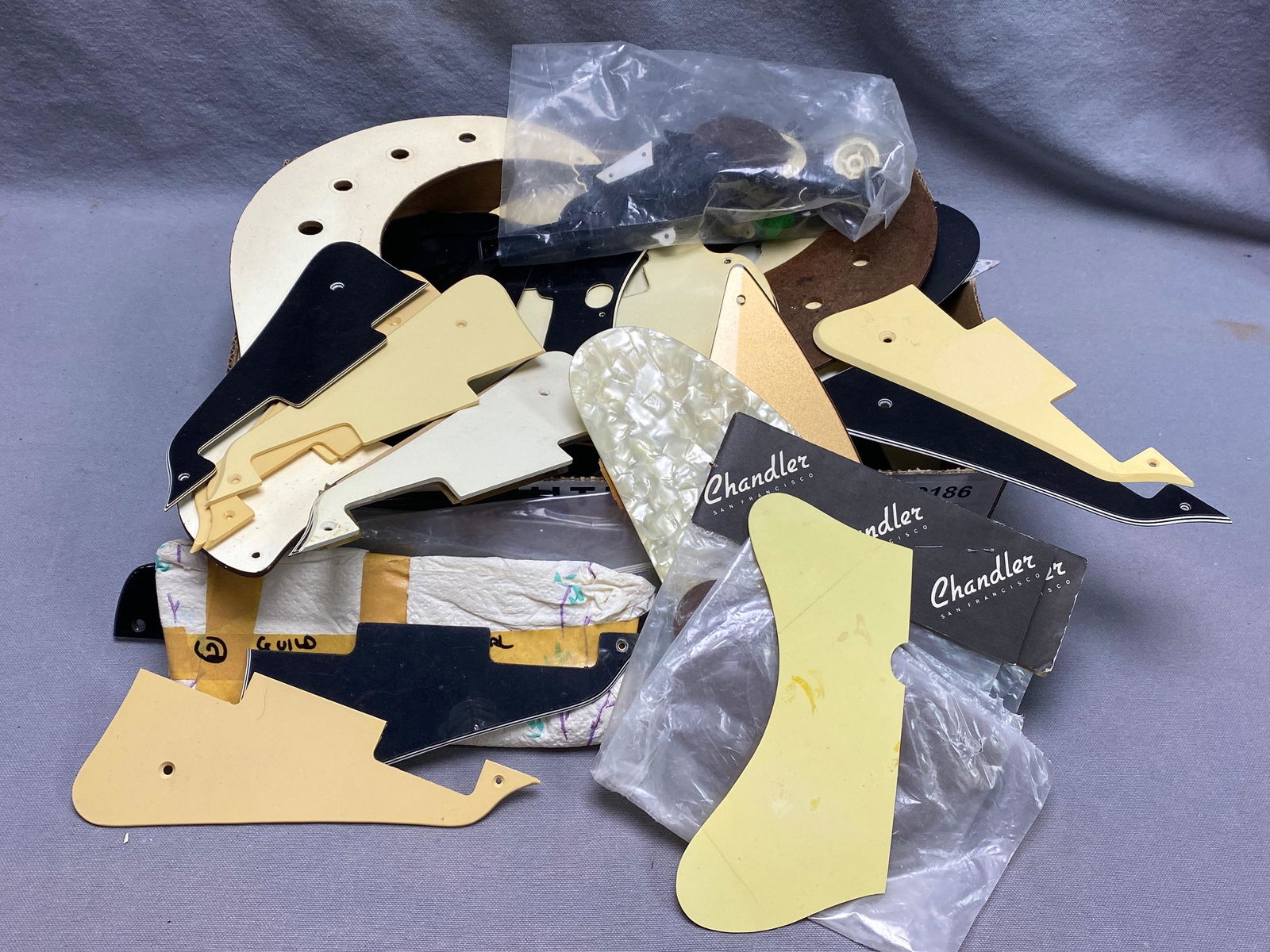 Lot vintage pickguards (1 of 4)