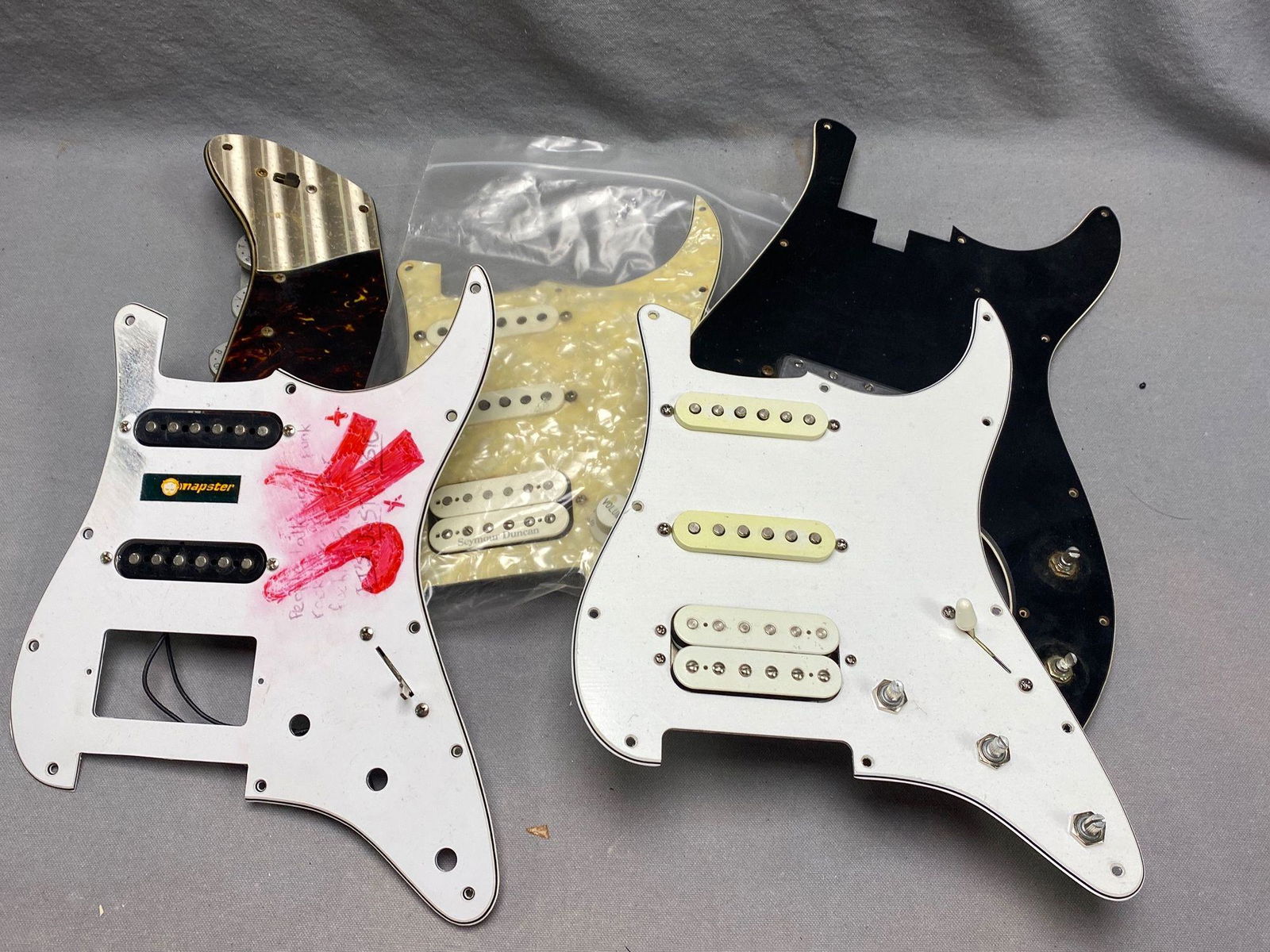 Lot loaded pickguards Strat etc. (1 of 8)