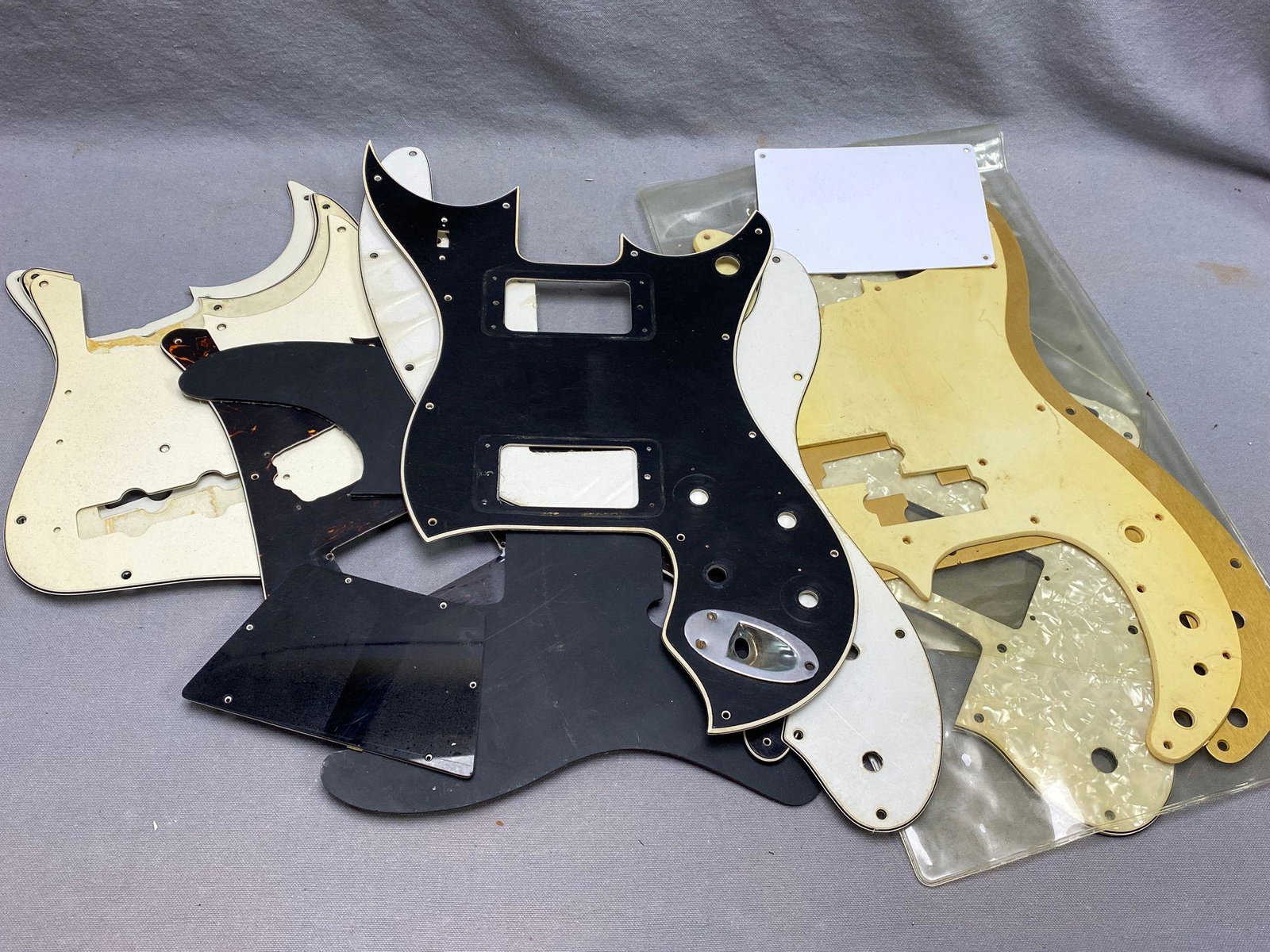 Lot vintage pickguards (1 of 5)