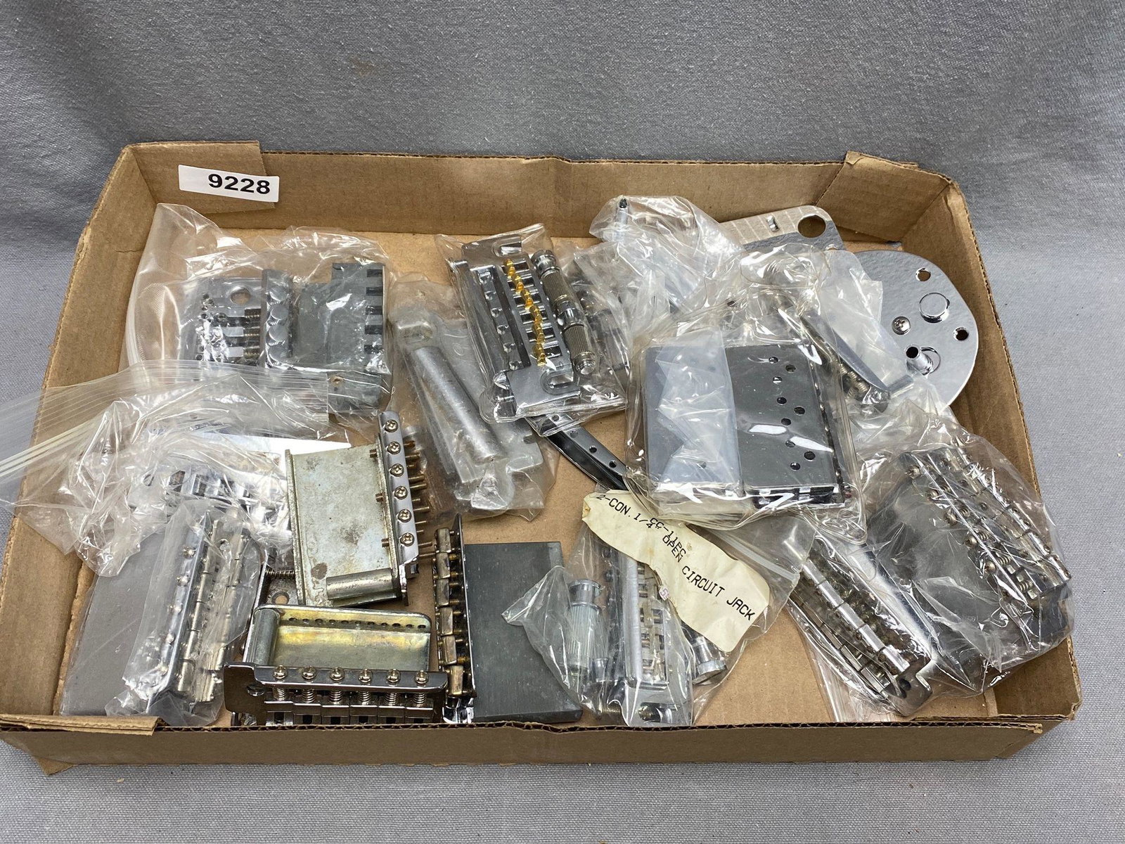Lot vintage bridge, tremolo parts (1 of 5)