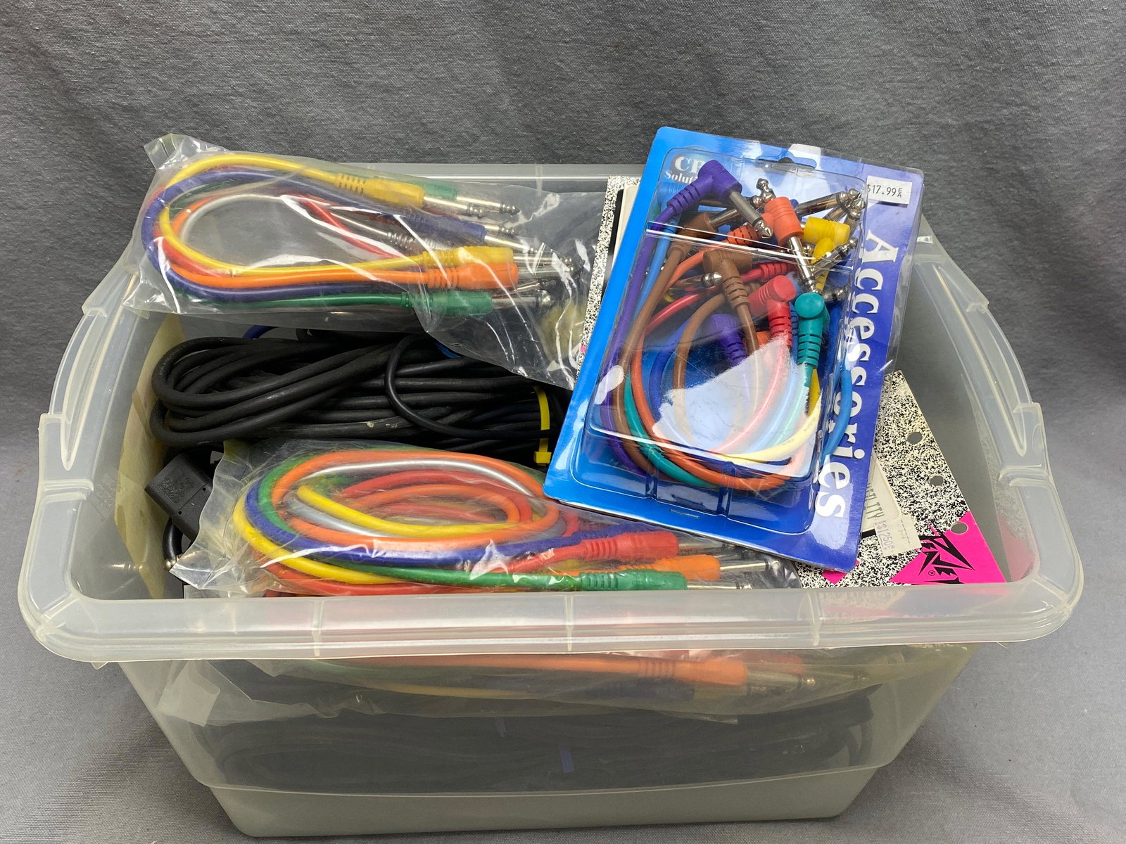 Lot guitar/instrument cables (1 of 3)