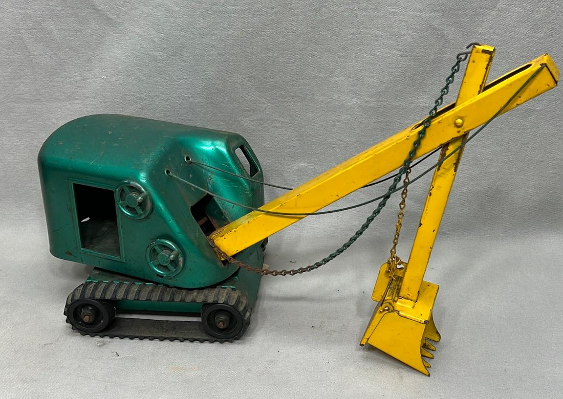 Structo pressed steel steam shovel excavator toy: mid 20th century, appx. 25" overall length