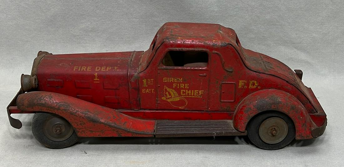 Louis Marx Siren Fire Chief pressed steel car toy (1 of 4)