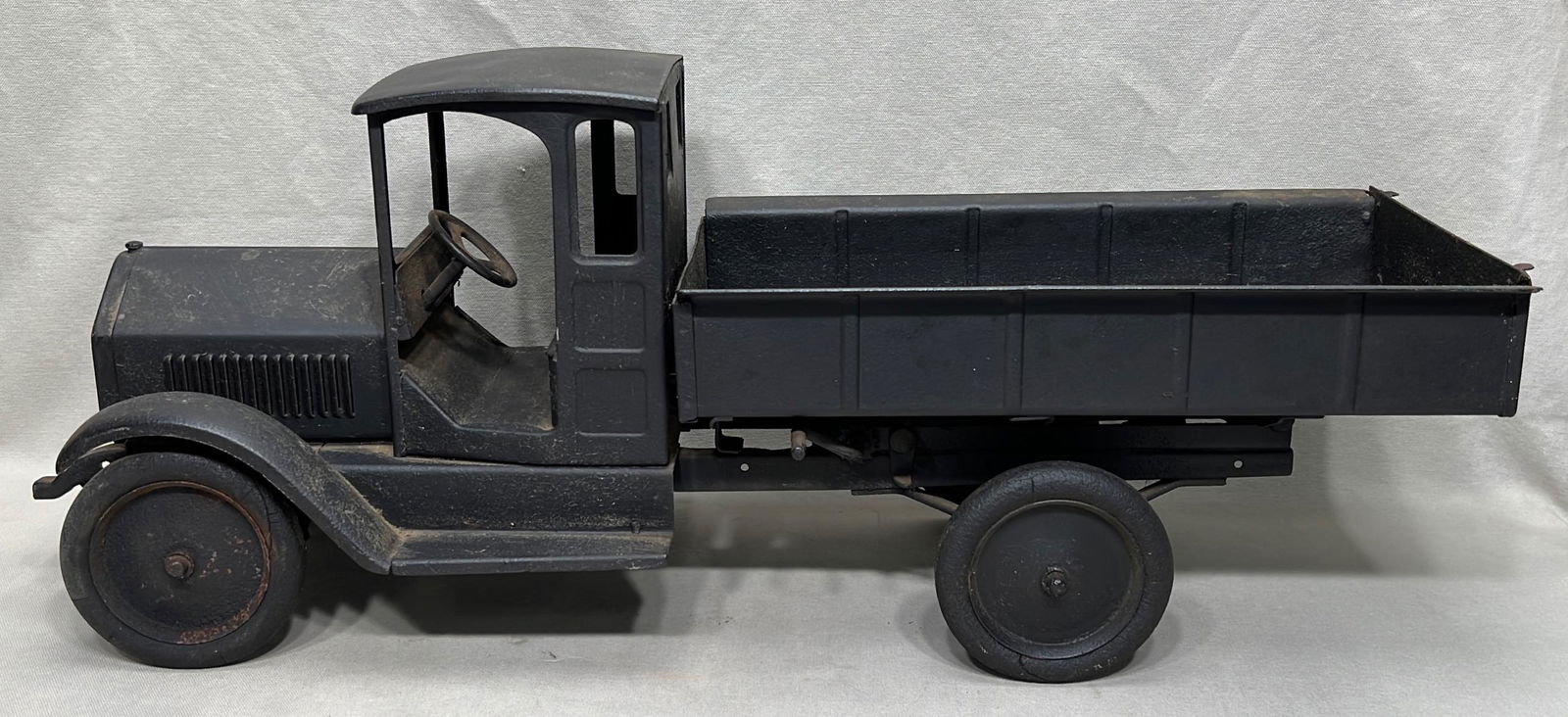 American pressed steel dump truck toy (1 of 9)