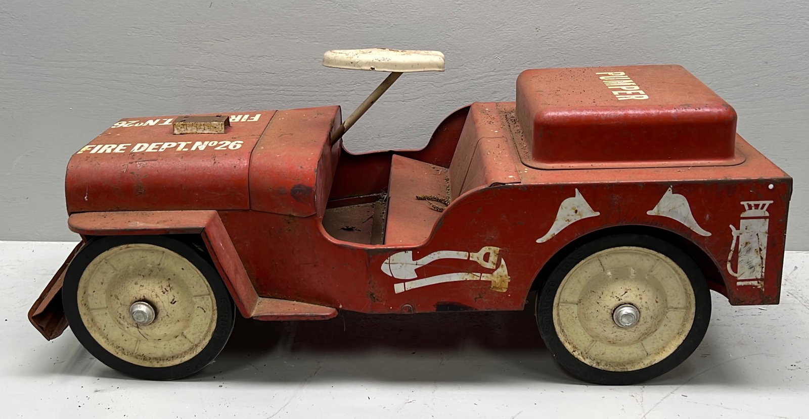 Structo pressed steel ride-on fire toy (1 of 10)