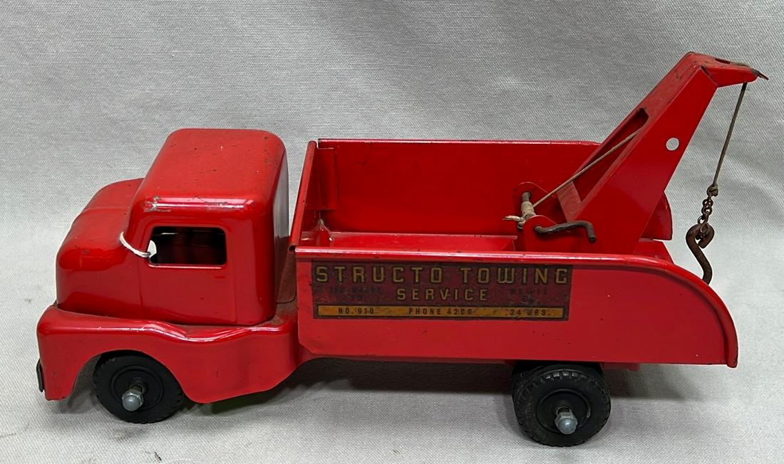 Structo pressed steel tow truck toy (1 of 4)