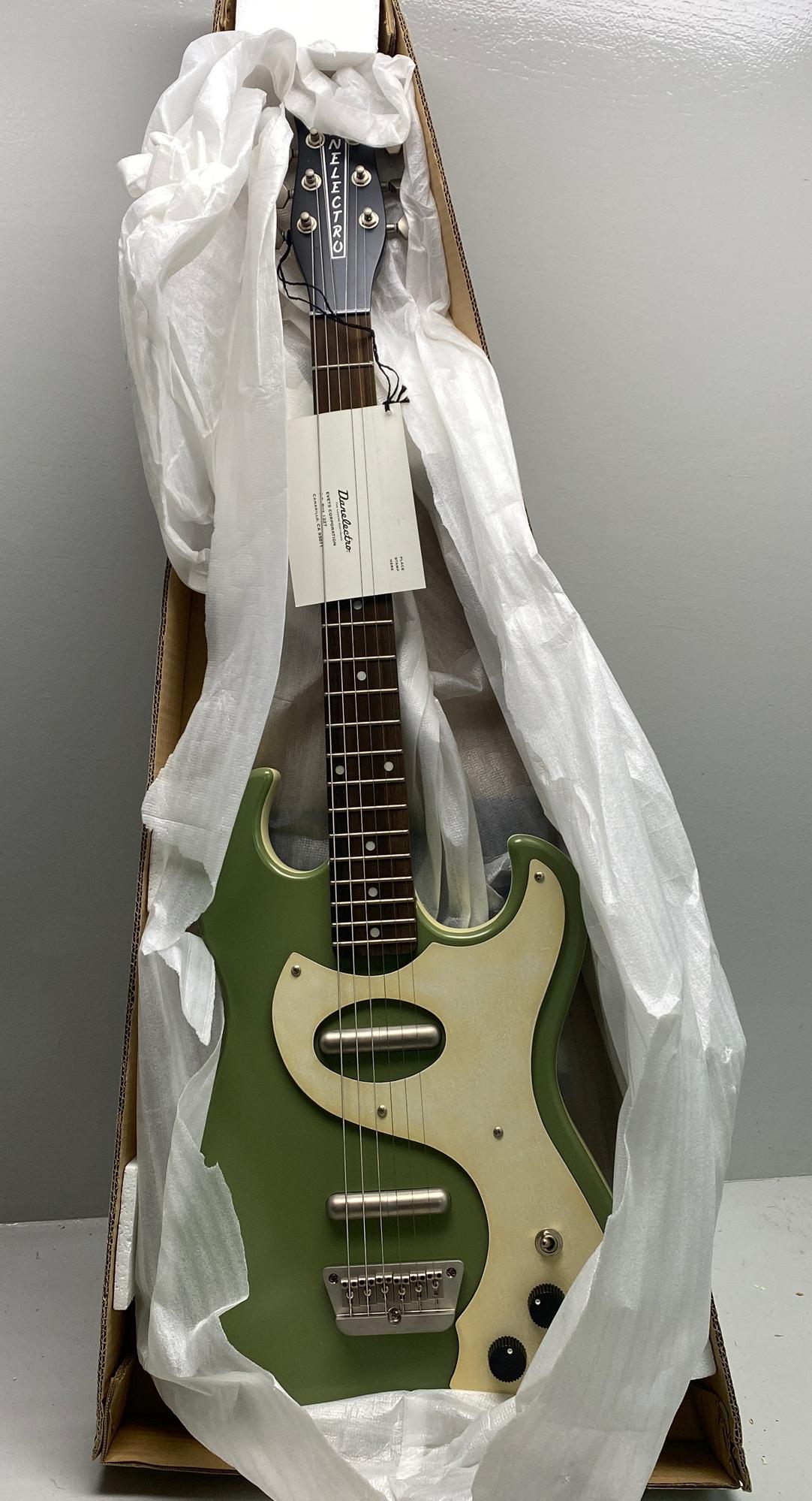Danelectro Double Cutaway Guitar (1 of 5)