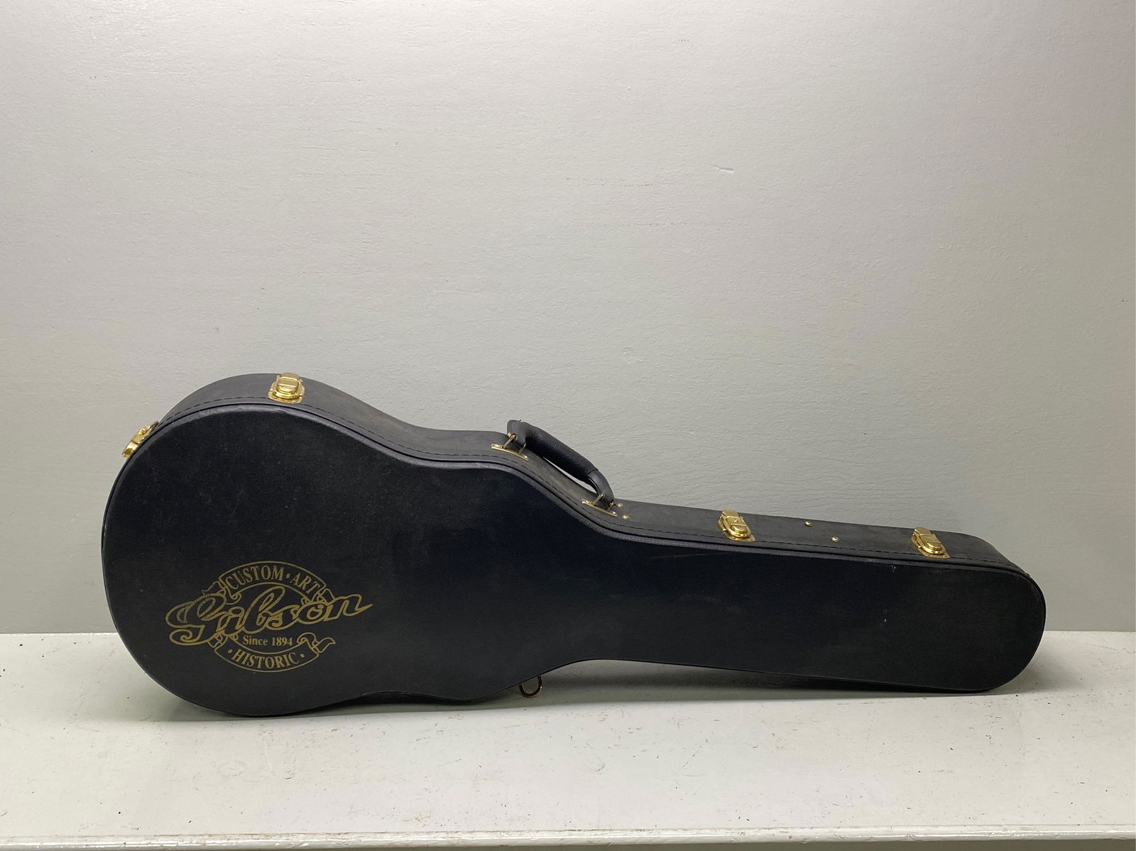 Gibson Historic Hard Case: All guitars, stringed instruments, amplifiers, parts, and pedals in this auction are sold as/is. We have done our best to inspect for any major visible flaws or damage and posted photos of the flaws.