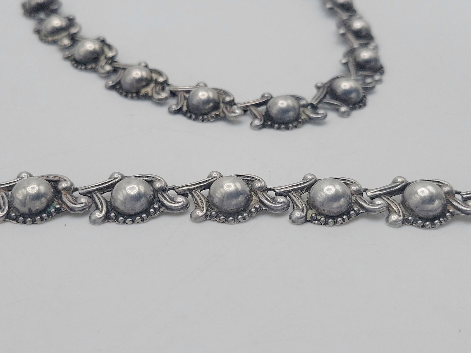 TAXCO; Modernist Sterling Silver Necklace And Bracelet Suite: Mexico, 20th century. Link width 1/2", necklace 15" long, bracelet 7" long, 57 grams total. Good condition.