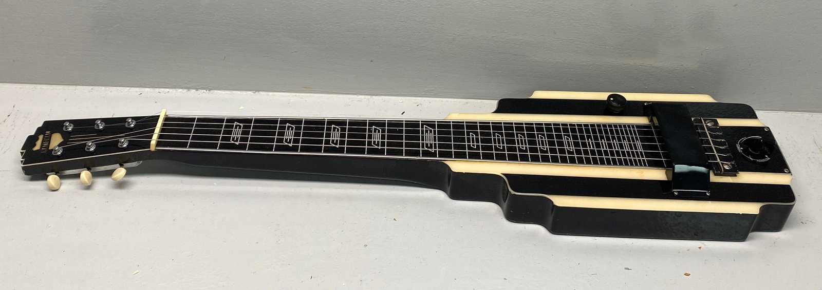 National 1940s Lap Steel: Good overall condition. case included. All lots in this auction have been inspected for major cosmetic flaws or damage. Any major visible damage has been noted in the description of the items. Please