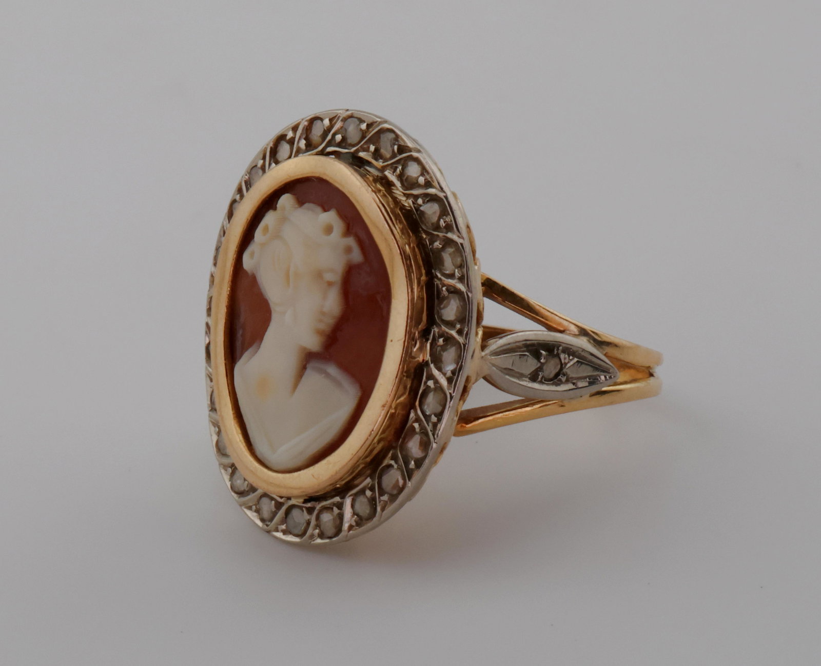 18kt Gold Cameo & Diamond Ring 9.0g size 7 (24 diamonds) (1 of 5)