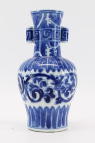 Chinese blue and white porcelain cabinet vase