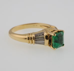 18k Gold Natural Emerald & Diamond Ring 5.3g