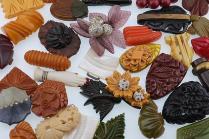 Grouping of Vintage Bakelite/Catalin & Other Plastic Sweater Clips
