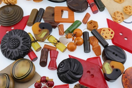 Large Grouping of Vintage Bakelite/Catalin Buttons