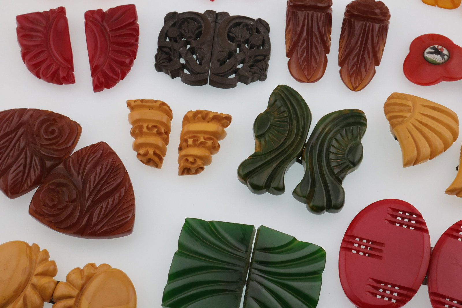 (8) Vintage Bakelite/Catalin Belt Buckles & (7) Pairs of Sweater Clips (1 of 5)