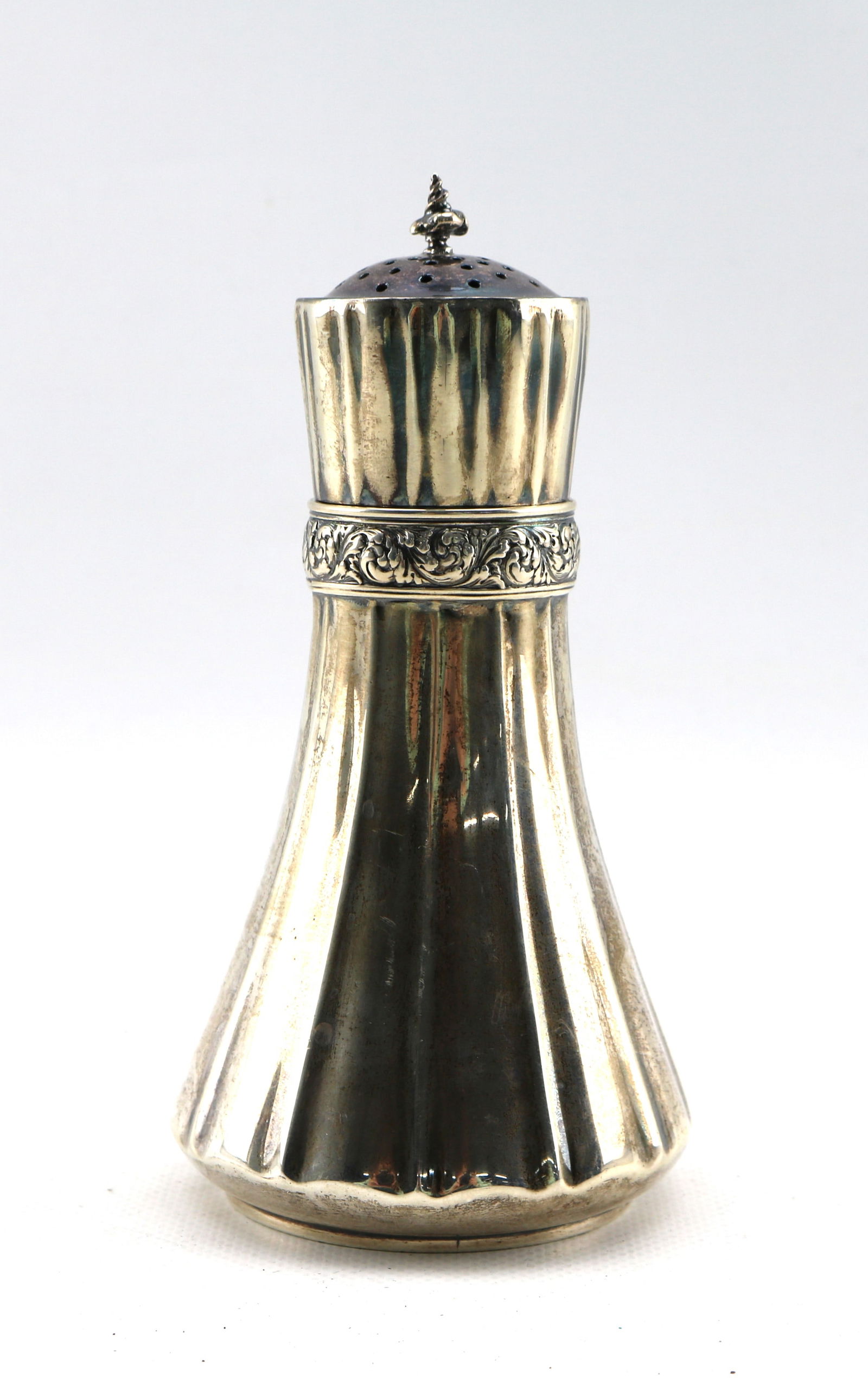 Tiffany & Co. Makers Sterling Silver Muffineer, 7.6 troy ounces (1 of 4)