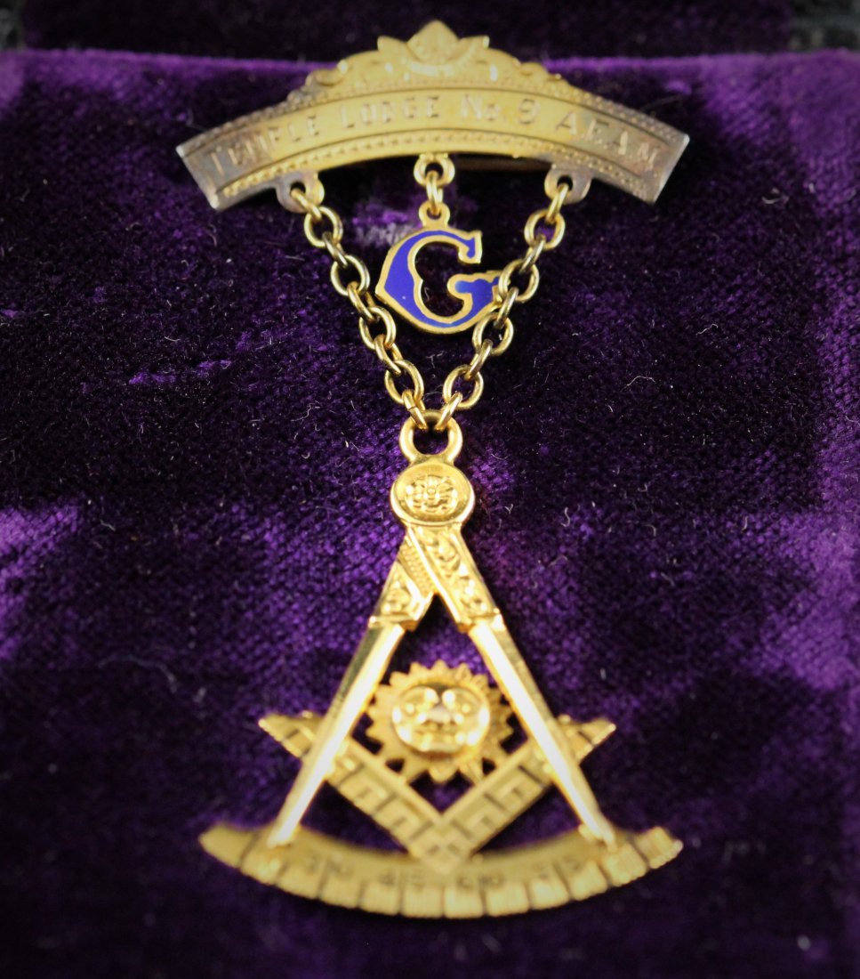 10k YG & Enamel Masonic Pin In Case (1 of 1)