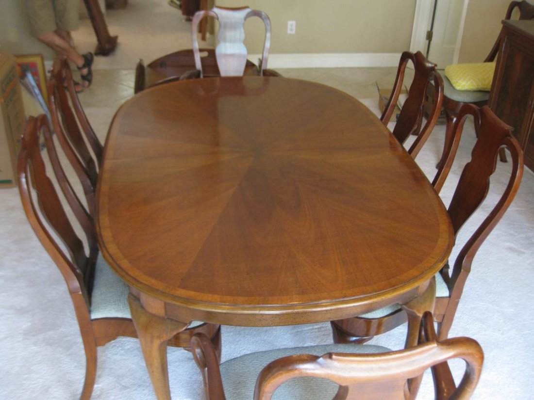 Dining Room Table and Chairs: Queen Anne Dining room table and 6 Chairs