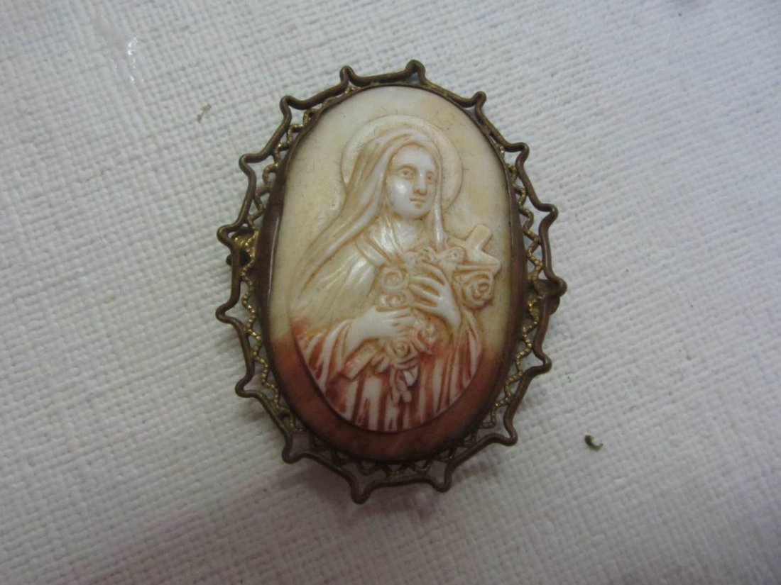 Antique Madonna and Child Shell Cameo Gold Filled Case: Antique Madonna and Child Shell Cameo Gold Filled Case