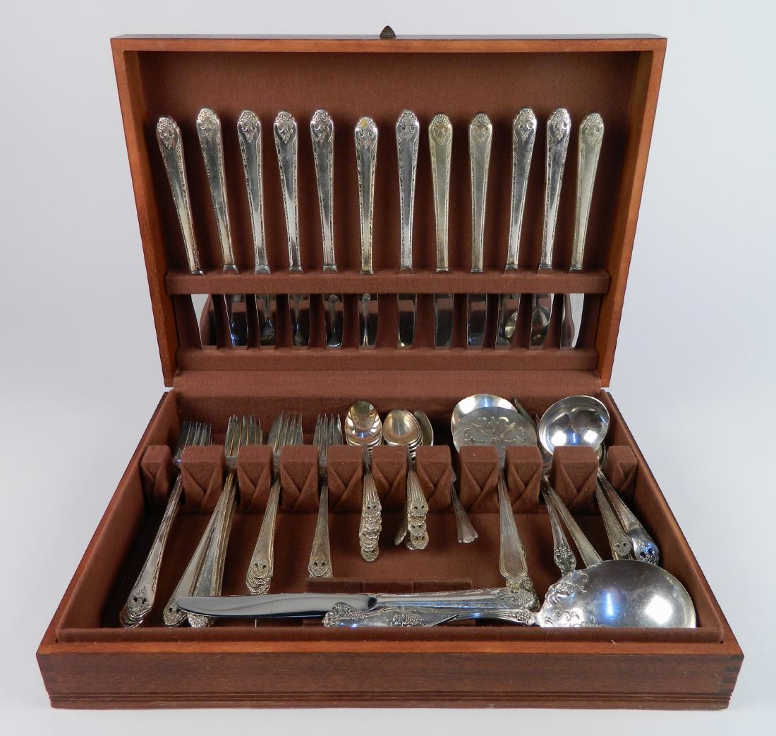 Holmes and Edward silver plate flatware service (1 of 4)