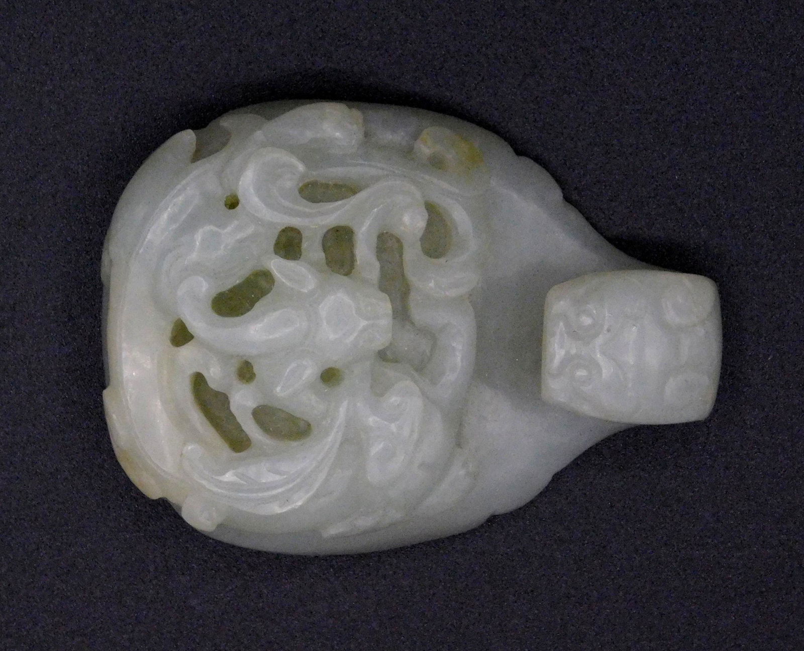Carved round jade buckle (1 of 4)