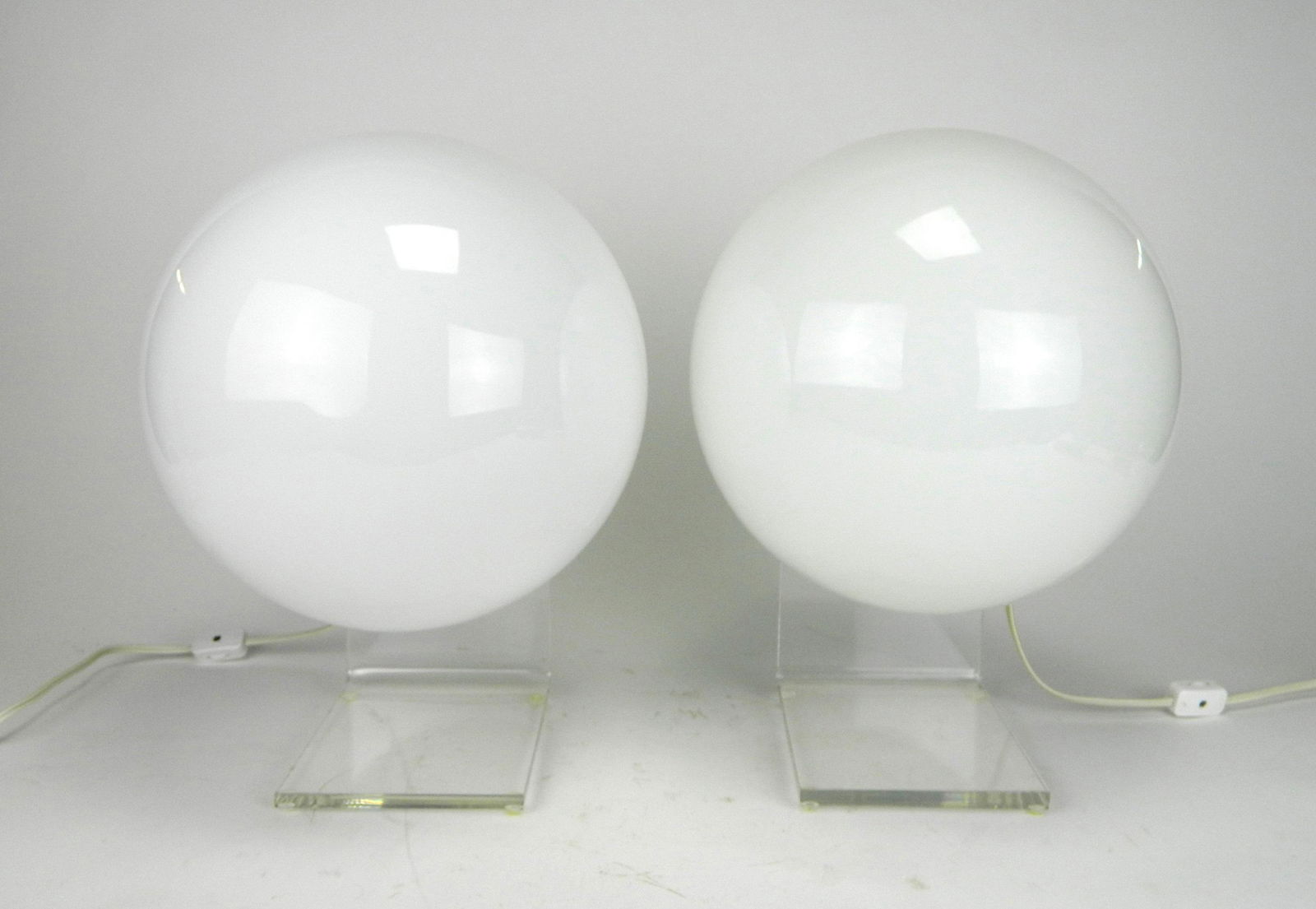 Pair of Mid-Century modern lucite lamps (1 of 3)