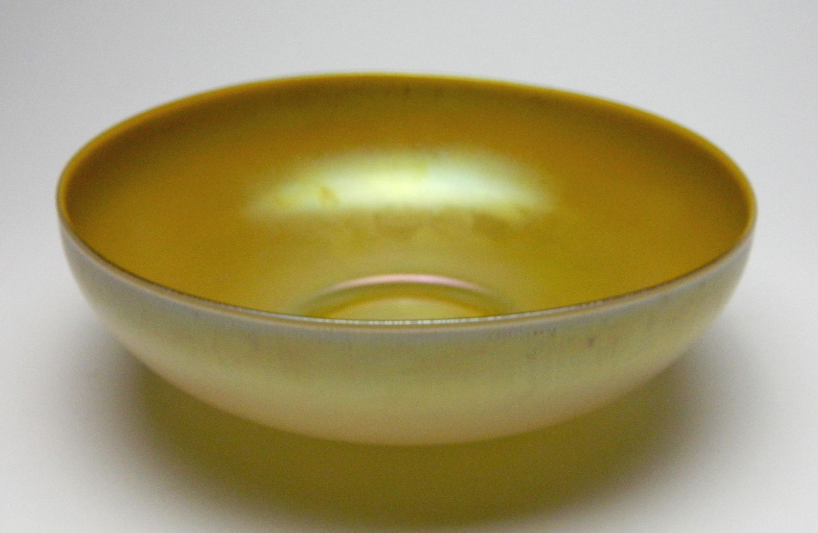 Steuben art glass bowl: Steuben art glass bowl. 10'' dia. 3''h