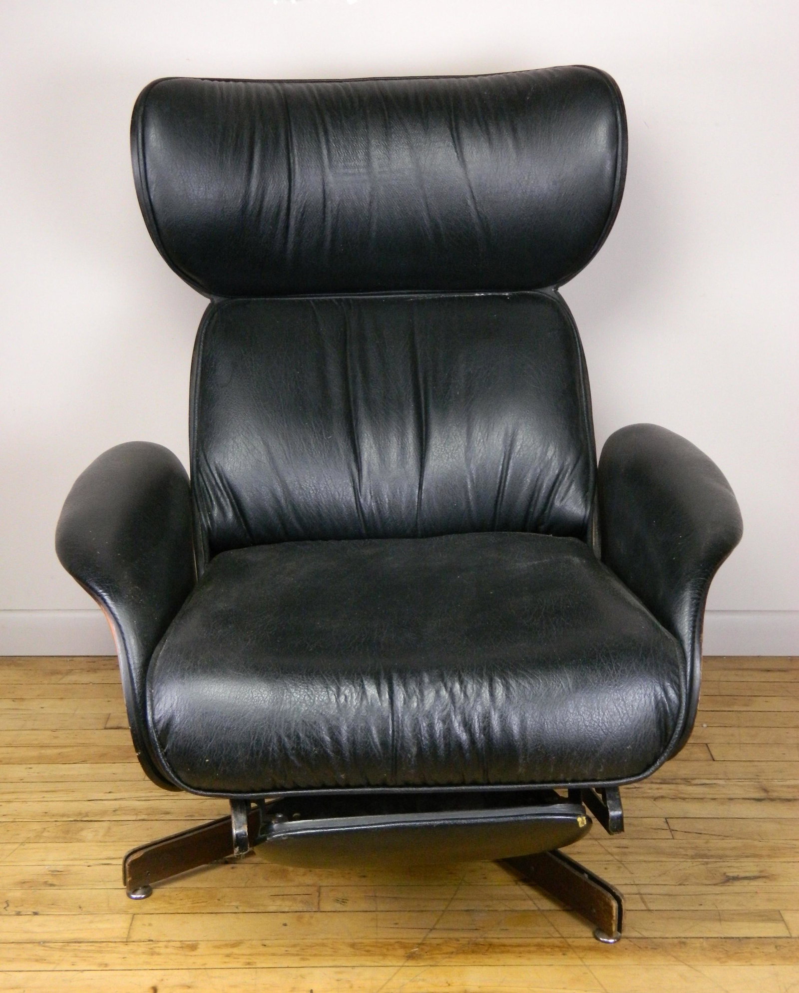 Eames style recliner: Eames style recliner, some scratches and has wear.