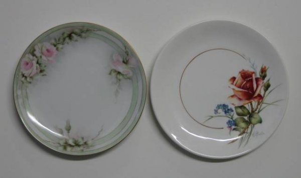 H. Litkovitz two hand-painted porcelain plates: Two hand-painted porcelain plates by Helen Litkovitz- 1 decorated with pink roses, double green border and gilt edge; 1 decorated with red rose and forget-me-not on white ground; both signed on front,