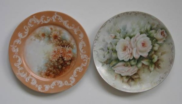 2 hand-painted plates by Helen Litkovitz: 2 hand-painted plates by Helen Litkovitz 1 one decorated with pink roses the other with mums and white feathered scrolls, both signed on front, one dated 1967, very good condition. 10'', 10 5/16'' dia