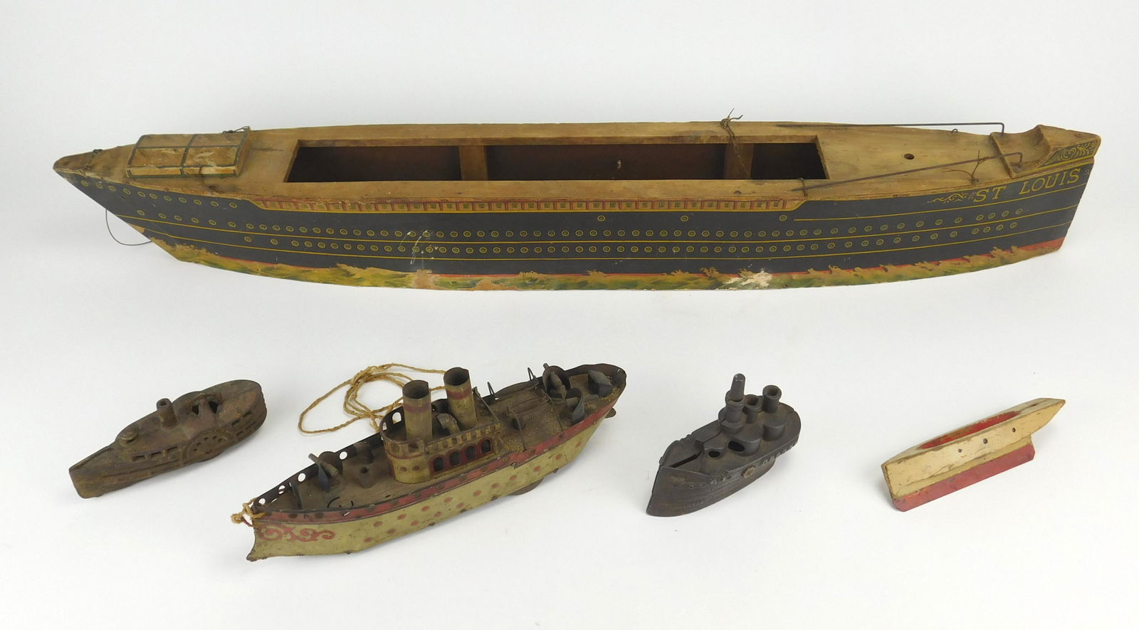 5 Vintage toy boats (1 of 4)