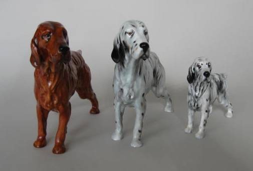 3 Royal Doulton porcelain figurines: 3 Royal Doulton porcelain figurines- 2 ''English Setters''- HN 1050, issued 1931-85, and HN 1051; ''Irish Setter'', HN-1055, issued 1931-85- all 3 designed by Frederick Daws, and marked on bottom, ext
