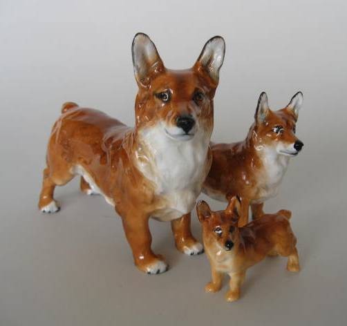 3 Royal Doulton porcelain figurines: 3 Royal Doulton porcelain figurines- 2 ''Welsh Corgi'', HN-2558 and HN- 2559, both designed by Frederick Daws, issued 1940; A Miniature ''Welsh Corgi'', K-16, issued 1940-77- all marked on bottom, ver