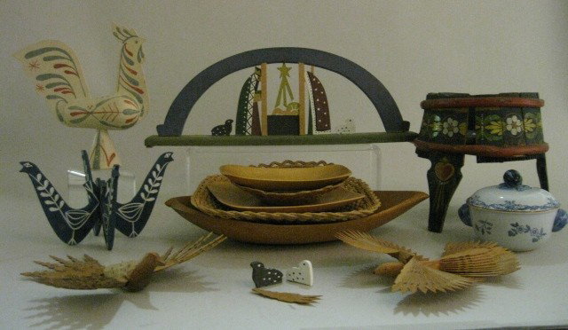 9 Wooden Items: 9 Wooden Items - Container with lid and 2 braces and 1 double headed ale bowl from Norway; 1 wood carving fragment, 1 carved wooden lion from france; 1 yarn-winding device (Niddy-Noddy) from America a