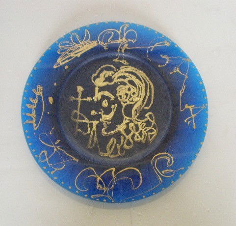 Daum Nancy Pate de Verre Dali plate: DAUM NANCY PATE de VERRE DALI ART GLASS PLATE Daum Nancy Pate de Verre Dali Art Glass plate- A cobalt blue art glass plate with gilt decoration of a profile of Dali, signed Daum/ Made in France #551/2