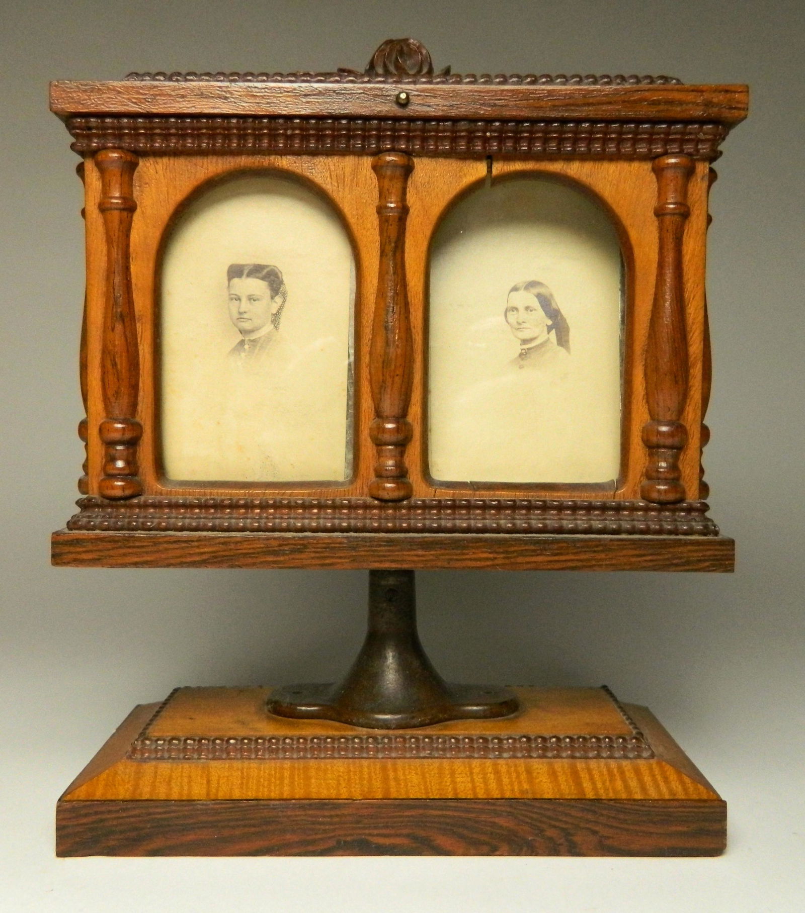 The 'Graphotrope' Carte-de-Viste display (1 of 5)