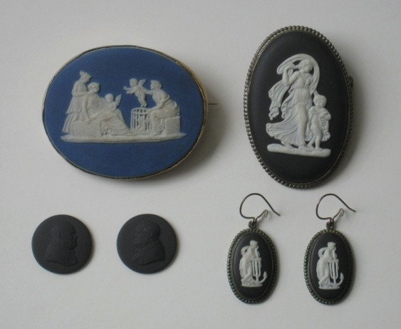 Wegwood jasperware jewelry: Wedgwood jasperware jewelry, all with white classical figures. 1 pair of earrings with black ground; 1 pin with black ground and 1 pin with blue ground together with 2 miniature Wedgwood basalt medall