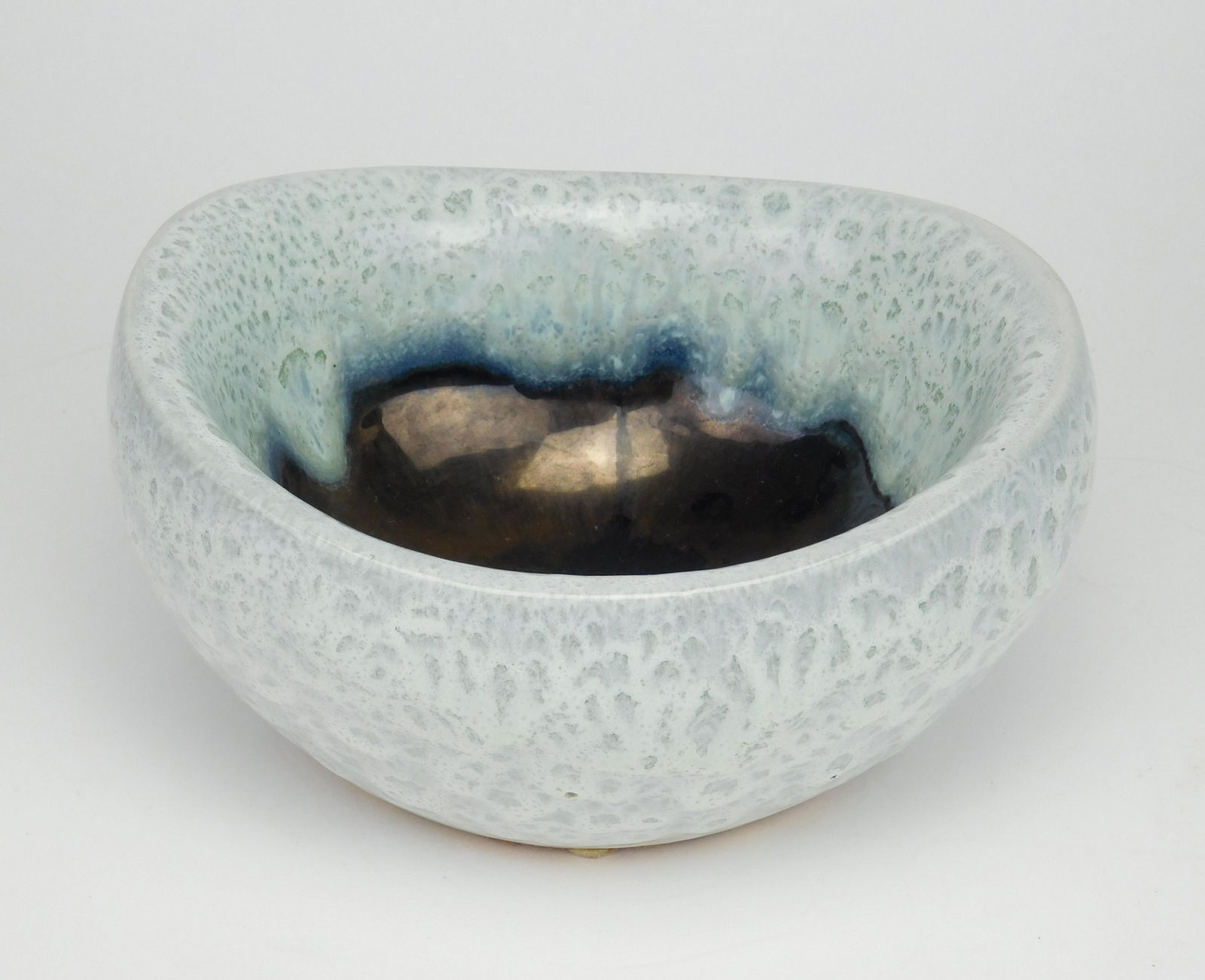 Bauer art pottery bulb bowl: Bauer Art Pottery bulb bowl, designed by Russel Wright (1904-1976), shape #19A, 1945, mold marked 'Russel Wright' and 'Bauer', aqua exterior and bronze interior glazes, glaze looks almost molten/ volc