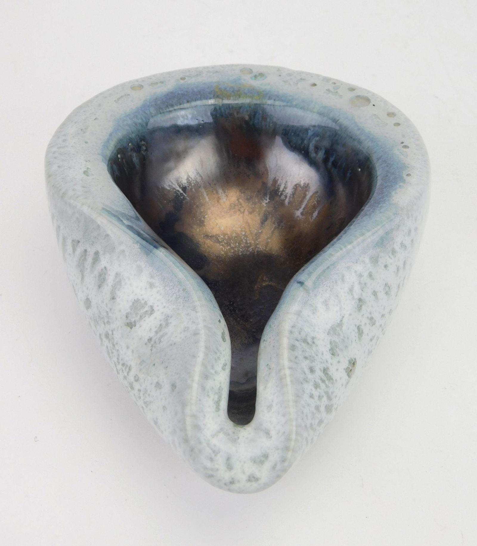 Bauer Art Pottery ashtray: Bauer Art Pottery ashtray, designed by Russel Wright (1904-1976), shape #8A, 1945, pinched form, aqua exterior and bronze interior glazes 6 1/2''