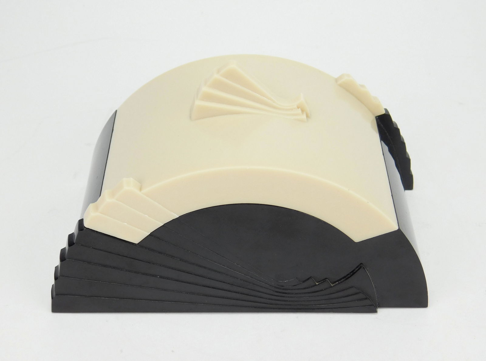 GE Art Deco 'Cleopatra' vanity box (1 of 3)