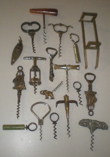 16 Various metal corkscrews and bottle openers: 16 Various metal corkscrews and bottle openers- some wear, otherwise good condition, various sizes.