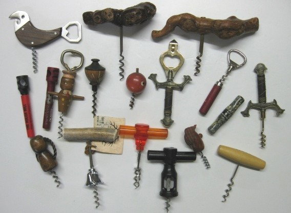 18 Various corkscrews and bottle openers: 18 Various corkscrews and bottle openers- some wear, otherwise good condition, various sizes.