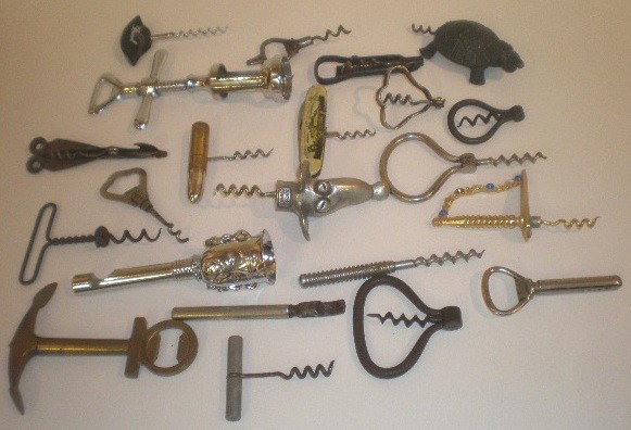 20+ Assorted bottle openers and corkscrews: 20+ Assorted bottle openers and corkscrews- fair condition, various sizes.