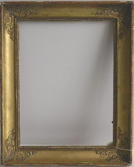 Hand carved gilded frame: Hand carved gilded frame with elaborate corner flourishes, poor condition: loss, splitting at corners, damages and loss to inner moulding. int 11 7/8 x 15 3/8'' ext 15 3/8 x 19 x 1 1/2''